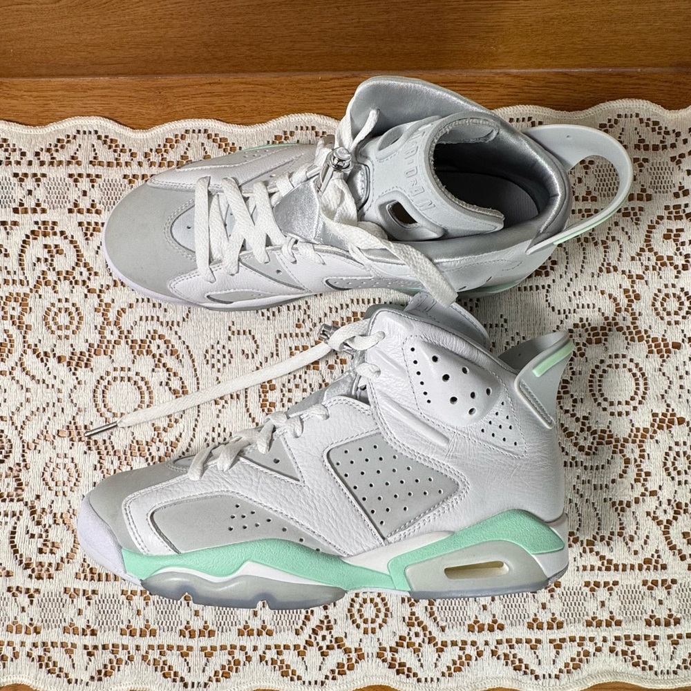 Women's Air Jordan 6 Retro Mint Foam‎ Size 8